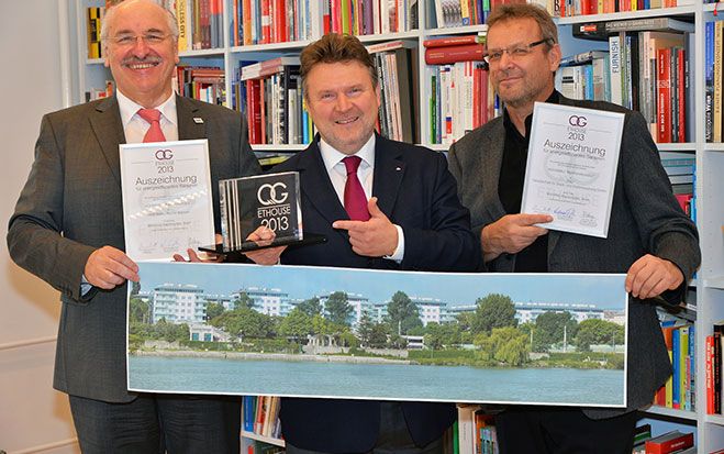 Freude über den ETHOUSE Award für die innovative Sanierung des Gemeindebaus Kapaunplatz 7: (v.l.) Wiener Wohnen-Direktor Josef Neumayer, Stadtrat Michael Ludwig und der Architekt des Projekts, GSD-Geschäftsführer Werner Rebernig.