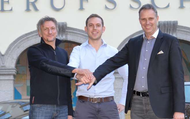 Werner Bouvier, Landesinnungsmeister der Installateure (li.), Mag. Ing. Wolfgang Sief, Geschäftsführer von SIKO SOLAR (Mitte), Winfried Judmaier, Direktor der Fachberufsschule für Installations- und Blechtechnik Innsbruck (re.)