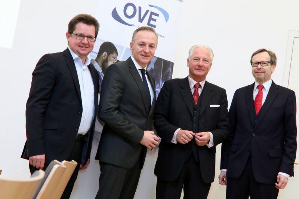 Appell der Technik an die Politik: "Jetzt handeln!": Hans Auer (TU Wien, Institut für Energiesysteme), OVE-Vizepräsident Gerhard Christiner (APG), Kari Kapsch (Kapsch Group) und OVE-Generalsekretär Peter Reichel (Foto: OVE/Christian Fürthner)