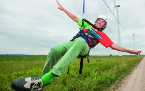 Zauberer Tony Rei schwebt (fast) magisch von Windanlagenturm zu Boden.