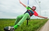 Zauberer Tony Rei schwebt (fast) magisch von Windanlagenturm zu Boden.