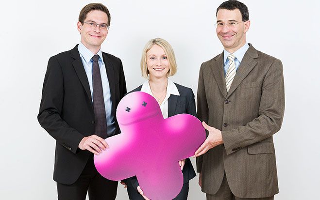  Philipp Sackl, Anne Killmeyer und Patrick Killmeyer wollen Menschen dafür gewinnen, mehr qualitätsvolle, ehrliche Anerkennung auszudrücken. Ihr Dienst „Kraftwerk Anerkennung“ (www.kw-a.com) macht das möglich. (Bildquelle: Daniel Auer/Kraftwerk Anerkennung)