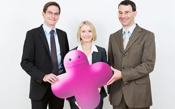  Philipp Sackl, Anne Killmeyer und Patrick Killmeyer wollen Menschen dafür gewinnen, mehr qualitätsvolle, ehrliche Anerkennung auszudrücken. Ihr Dienst „Kraftwerk Anerkennung“ (www.kw-a.com) macht das möglich. (Bildquelle: Daniel Auer/Kraftwerk Anerkennung)