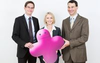  Philipp Sackl, Anne Killmeyer und Patrick Killmeyer wollen Menschen dafür gewinnen, mehr qualitätsvolle, ehrliche Anerkennung auszudrücken. Ihr Dienst „Kraftwerk Anerkennung“ (www.kw-a.com) macht das möglich. (Bildquelle: Daniel Auer/Kraftwerk Anerkennung)