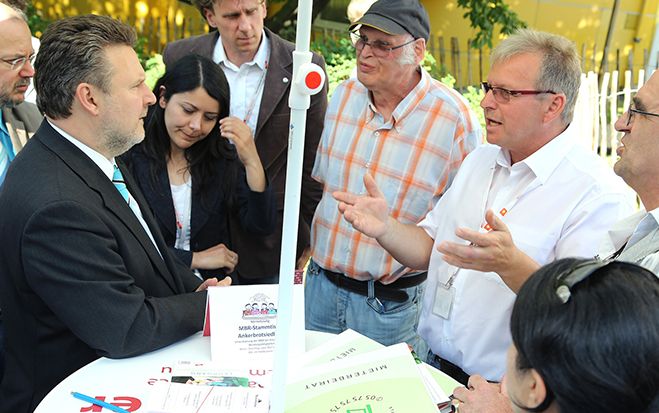 Wohnbaustadtrat Michael Ludwig ist unterwegs im Gemeindebau. Foto: PID/Jobst