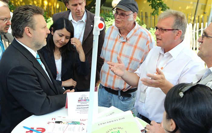 Wohnbaustadtrat Michael Ludwig ist unterwegs im Gemeindebau. Foto: PID/Jobst