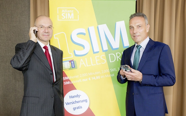 Foto: Allianz-Vorstand Wolfram Littich und Michael Krammer, Ventocom, starten das Mobilfunkangebot "Allianz SIM"