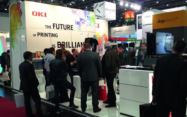 OKI wartete auf der Viscom-Messe in Düsseldorf mit einem interessanten Produktlaunch auf: die weltweit erste LED-5-Toner-Maschine.