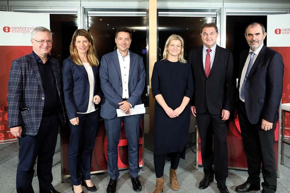 Foto: Diskussionsrunde zur Umsetzung der Klimaziele: Stephan Schwarzer (Wirtschaftskammer), Barbara Schmidt (Oesterreichs Energie), Christoph Gatzen (Frontier Economics Köln), Barbara Teiber (Gewerkschaft der Privatangestellte), Karl Heinz Gruber (Oesterreichs Energie) und Josef Plank (Bundesministerium für Nachhaltigkeit und Tourismus).
