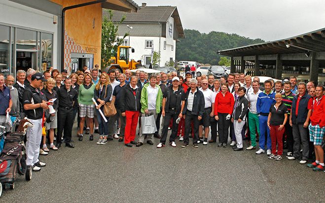 Die Volvo-Golf- und Schnuppergolf-Gemeinde 2013 vor dem Kanonenstart unter schweren  Regenwolken, die aber bis zum Abend dicht hielten.