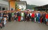 Die Volvo-Golf- und Schnuppergolf-Gemeinde 2013 vor dem Kanonenstart unter schweren  Regenwolken, die aber bis zum Abend dicht hielten.