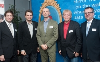 Rege Diskussion und großes Interesse an der Debatte. 120 Besucher waren in den Fabasoft Techsalon gekommen. Im Bild: Martin Szelgrad, Report; NAbg. Albert Steinhauser, die Grünen; Peter Resch-Edermayr, synetics; Johann Maier, Datenschutzrat im Bundeskanzleramt; und Helmut Fallmann, Fabasoft.
