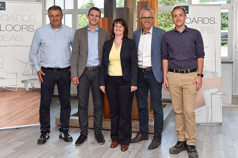 Nahmen LNG-Anlage in Betrieb: Thomas Maus (Primagas Deutschland), Hermann Gföller (Kaindl), Kerstin Büdel (Primagaz Österreich), Bernhard Koller (Kaindl)  und Stefan Oberhuber (Primagaz Österreich).