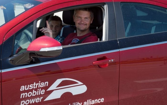Ein begeisterter Testfahrer des Opel Ampera beim Schauplatz Alternative Antriebe in Marchtrenk. Foto: AMP/Florian Hüthmayr