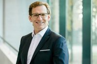 "Durch unsere kapitalintensiven Mietparkvorhaltungen tragen wir das wirtschaftliche Risiko in vollem Umfang mit und hoffen, dass alle Baustellen – unter Einhaltung aller Sicherheitsvorkehrungen – den Betrieb bald wieder aufnehmen können“, so Harald Zulehner, Obmann des ÖVBS.