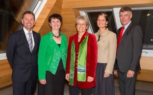 :  Michael Walter (VELUX Österreich), Anna Steindl (Bgm Wolkersdorf), Petra Bohuslav (LR NÖ), Liselotte Plesner (dänische Botschafterin), Jorgen Tang-Jensen (VELUX International) 
