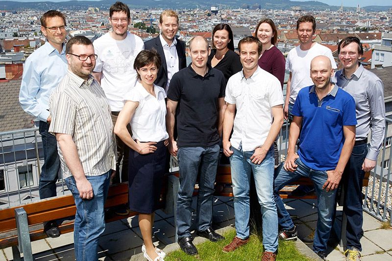 Stefan Wailand (2. Reihe Mitte) mit seinem Datenpol-Team: "Odoo hält Prozesse schlank und macht die Dateneingabe einfach und agil."