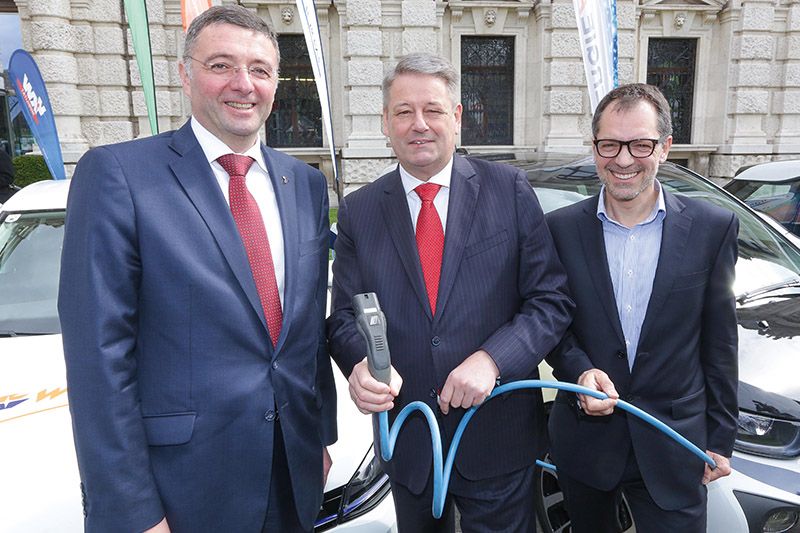 1.300 Ladepunkte zwischen Wien und Bregenz. Die Ministerkollegen Jörg Leichtfried und Andrä Rupprechter mit Jürgen Halasz, Bundesverbands Elektromobilität Österreich.