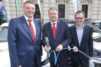 1.300 Ladepunkte zwischen Wien und Bregenz. Die Ministerkollegen Jörg Leichtfried und Andrä Rupprechter mit Jürgen Halasz, Bundesverbands Elektromobilität Österreich.