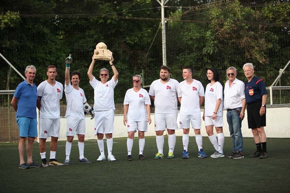 Foto: Das sportliche Team von Energy 3000 solar holt den hölzernen Pokal heuer nach Eisenstadt.