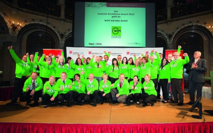 Preisträger 2013. Quality-Austria-CEO Konrad Scheiber mit den letztjährigen Siegern des Staatspreises Unternehmensqualität.