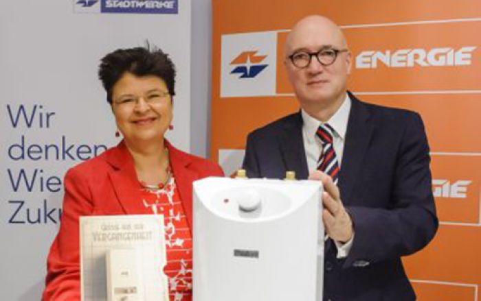 (Wiener Stadtwerke) Altgerät raus, gefördertes Neugerät rein: Vizebürgermeisterin Renate Brauner und Wiener Stadtwerke-Energievorstand Marc Hall präsentierten die Aktion zum Tausch von sicherheitsgefährdenden 5l-Kleinwasserheizern.