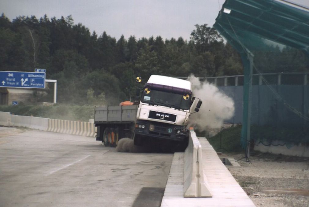 Mit "Zero Debris Concrete" hat Kirchdorfer einen abplatzungsfreien Beton für Betonleitsysteme entwickelt. 