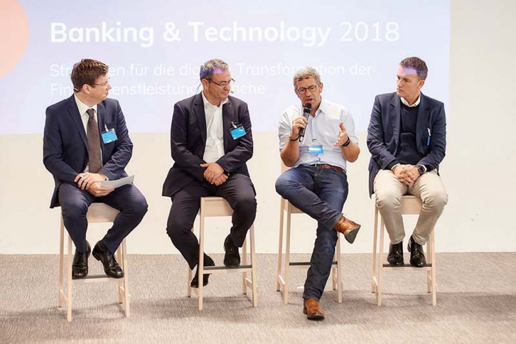 Foto: Moderator Martin Szelgrad, Report, mit den Fintech-Unternehmern Marco Selva, André M. Bajorat und den israelischen API-Schnittstellen-Experten Gil Cohen.