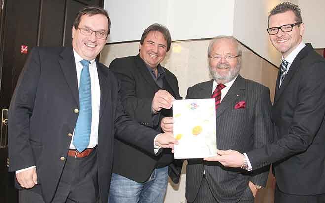 sBausparkasse-Generaldirektor Josef Schmidinger, GBH-Bundesvorsitzender Josef Muchitsch, Bundesinnungsmeister Hans-Werner Frömmel und Fachverband Steine-Keramik Geschäftsführer Andreas Pfeiler präsentieren das neue Positionspapier der Nachhaltigkeitsinitiative Umwelt + Bauen.  