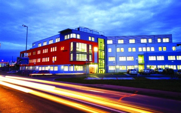 bit gruppe: Eroberung des Schulungsmarktes nun auch mit Maturakursen und Mitarbeiterprogrammen.