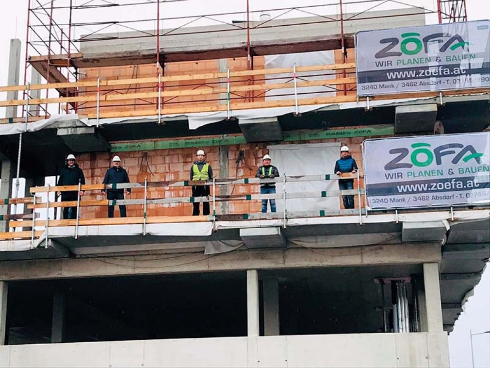 Foto: Werden auf einer Baustelle gleichzeitig oder aufeinanderfolgend Arbeitnehmer mehrerer Arbeitgeber tätig, so hat der Bauherr einen Planungskoordinator für die Vorbereitungsphase und einen Baustellenkoordinator für die Ausführungsphase zu bestellen.  (Im Bild: Triiiple, eine der 400 Hochbau-Baustellen der Strabag in Österreich)