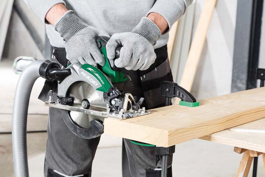Foto: Die neue Akku-Kreissäge C3606DA mit Multi Volt benötigt weniger Strom. 