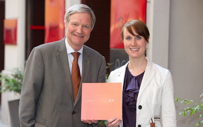 Foto: ACR-Präsident Martin Leitl und Emilie Brandl (PR) präsentieren den Jahresbericht 2012. ACR/ Alice Schnür