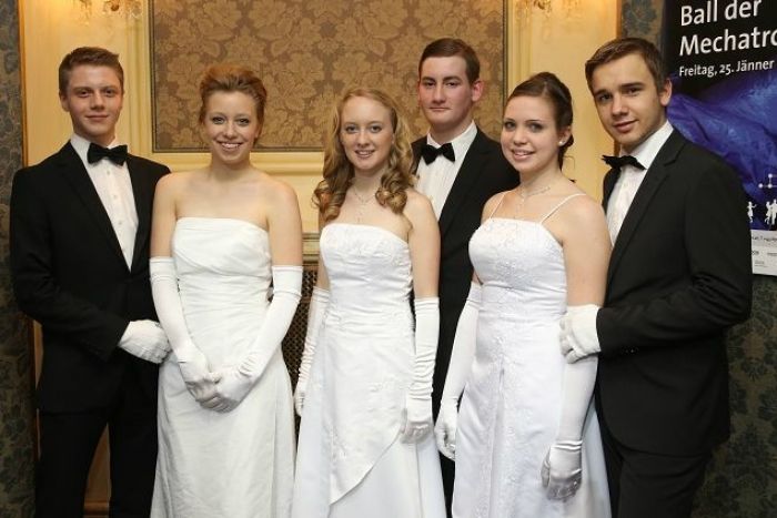 Technikerinnen und Techniker tanzen am Ball der Mechatronik in Wien. Foto: F-AR