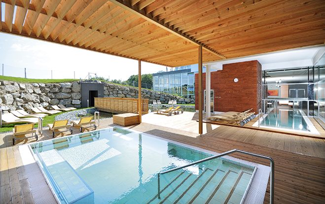 (Foto: beigestellt) Relaxen im Außenpool. Das Falkensteiner Hotel in Bad Waltersdorf ist der Ort für Wellness-Enthusiasten.