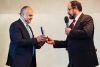 Viktorio Malisa, Präsident des Fördervereins der Automation und Robotik, überreicht Josef Kranawetter den Partnerpreis des F-AR.