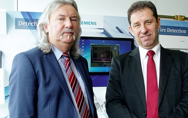 »Wir finanzieren unsere Investitionen durch einen Teil der erreichten Einsparungen«, sagt Karl Helm, Leiter Total Building Solutions (l.) bei Siemens.