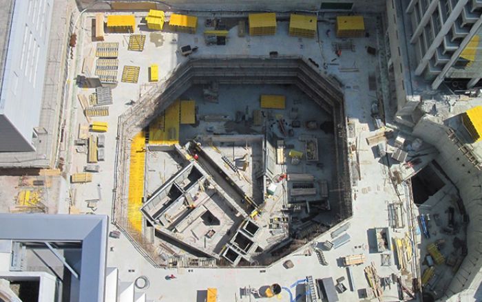 Während der Bauarbeiten in der engen Baulücke mussten auch die Auswirkungen auf die Nachbargebäude im Auge behalten werden.