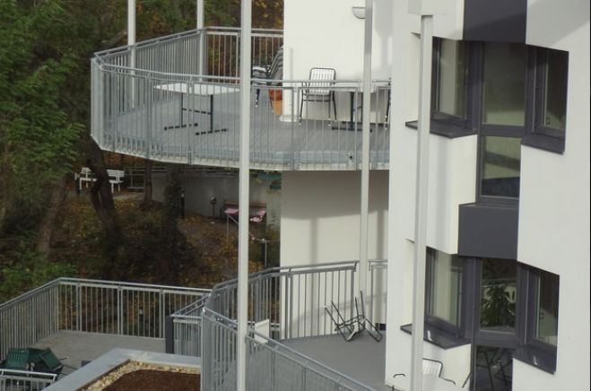 Eingestreuter Quarzsand sorgt für eine rutschhemmende Wirkung des Balkon-Abdichtungssystems Triflex BTS-P. (Foto: Triflex)