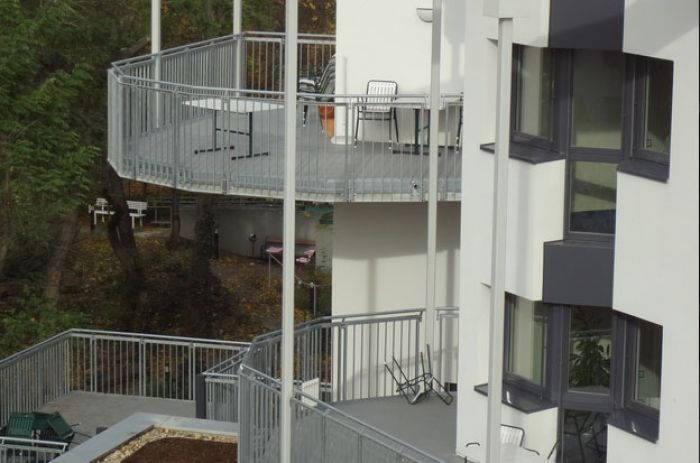 Eingestreuter Quarzsand sorgt für eine rutschhemmende Wirkung des Balkon-Abdichtungssystems Triflex BTS-P. (Foto: Triflex)