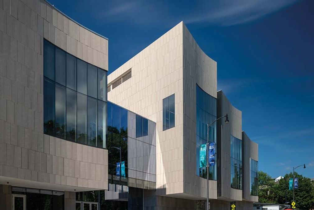 Foto: Beim Bau des neuen Centers for Missouri Studies kamen fischer Hinterschnittanker zur verdeckten Befestigung der Kalksteinplatten zum Einsatz.