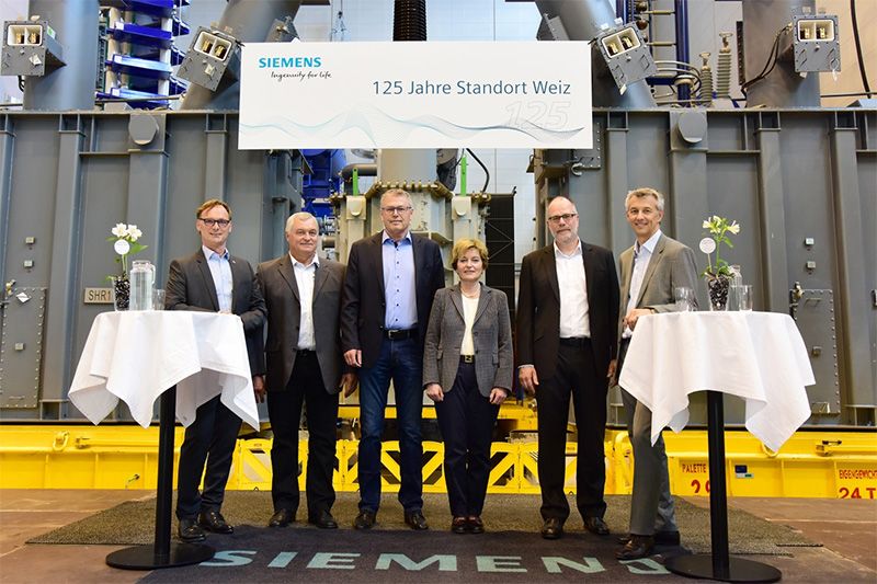 Foto: v.l.: Erwin Eggenreich, Bürgermeister Stadt Weiz Johann Griebichler, langjähriger Mitarbeiter Johann Kreimer, Betriebsrat Siemens Weiz Beatrix Natter, Leiterin der globalen Business Unit Transformatoren, Siemens AG Stefan Pieper, Leiter Werk Weiz, Siemens AG Österreich Wolfgang Wrumnig, CFO, Siemens AG Österreich