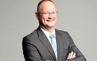 "Ein japanischer Manager verbringt zehn Minuten auf der Bühne damit, Rechenschaft über die Produkte abzulegen, die er im Vorjahr versprochen hatte. Ein Amerikaner klopft sich auf die Brust und hat längst vergessen, was er vor einem Jahr gesagt hat", so Wilhelm Petersmann, Fujitsu.