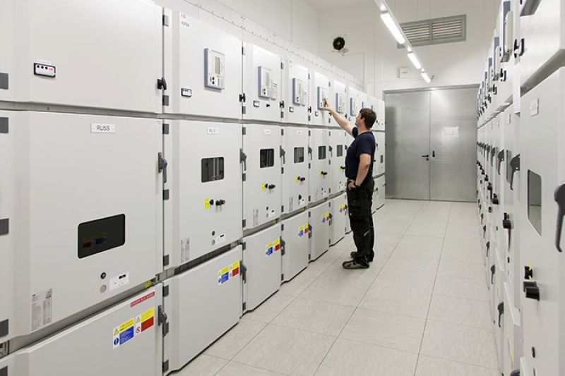Ein Teil der größten 10-kV-Schaltanlage Europas im Umspannwerk Simmering. In sechs Räumen befinden sich rund 120 Schaltfelder der 10-kV-Schaltanlage.