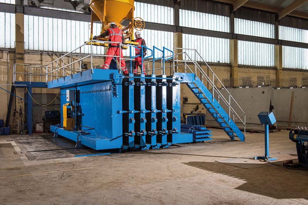 Foto: Modernste Technik im Werk, wie ein Batterieschalungs-Standwerk oder eine vollautomatisierte Mattenschweißanlage, bedingen nicht nur beste Qualität, sondern schonen auch Ressourcen durch die Vermeidung von Materialüberschüssen. 