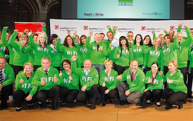 Die Mitarbeiter des WIFI Kärnten freuen sich über den Staatspreis Unternehmensqualität 2013. Foto: Anna Rauchenberger