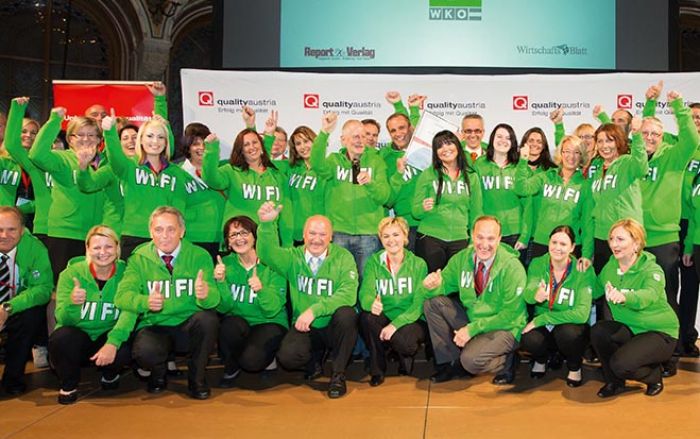 Die Mitarbeiter des WIFI Kärnten freuen sich über den Staatspreis Unternehmensqualität 2013. Foto: Anna Rauchenberger