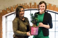 Wiens Vizebürgermeisterin Maria Vassilakou, Gastgeberin im Vorjahr in Wien, übergibt die Staffel für den Urban-Future-Event an Hanna E. Marcussen, Vizebürgermeisterin der "Hauptstadt" der Elektromobilität Oslo.