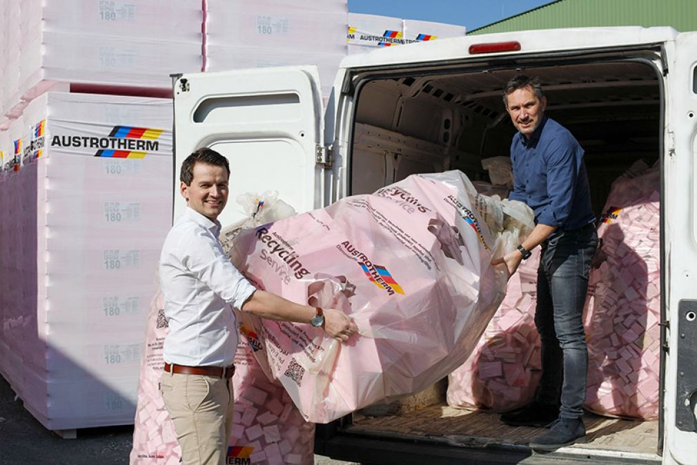 Austrotherm startet österreichweites klimaneutrales Abholservice für XPS-Baustellenverschnitte. Austrotherm Recycling-Säcke werden ins Werk nach Purbach gebracht. von links: die Austrotherm Österreich Geschäftsführer Heimo Pascher und Robert Novak.