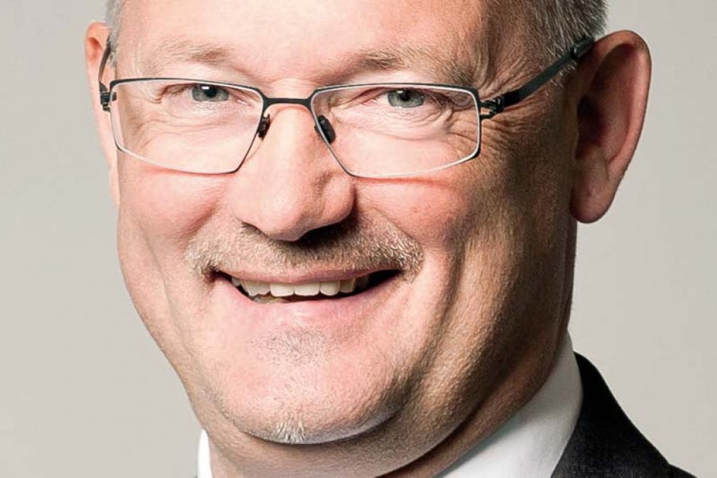 Foto: »Ein Cloud-Services-Management schlägt die Brücke zwischen den IT-Welten.« Wilhelm Petersmann Vice President und Managing Director  Austria &amp; Switzerland Fujitsu